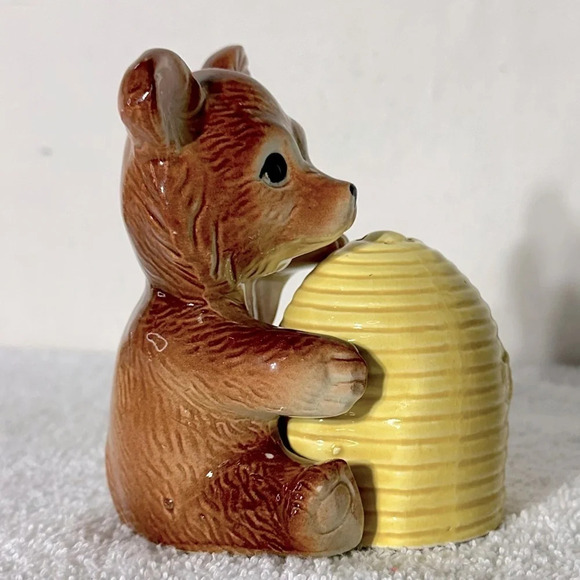 Vintage Japan Ceramic Brown Honey Bear Hugging Bee Hive Salt & Pepper Shakers - Picture 5 of 13